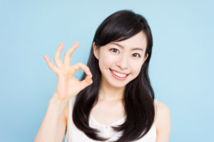 OKのジェスチャーをする女性