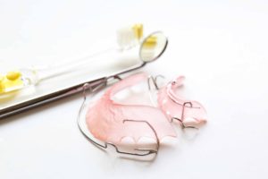 リテーナーと治療器具、歯ブラシが置かれている