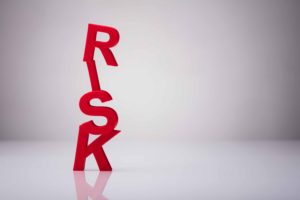 赤いRISKの文字が置かれている