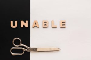 UNABLEのブロックと金のハサミが置かれている