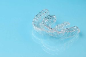 水色の台の上に2つのマウスピースが置かれている