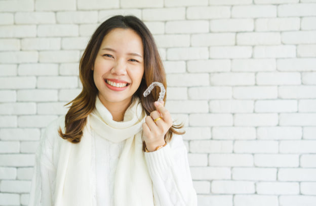 マウスピースを持った笑顔の女性
