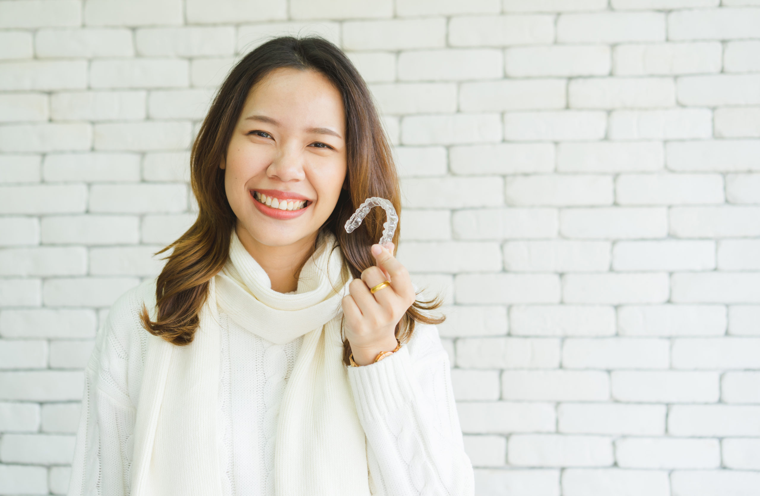 マウスピースを持った笑顔の女性