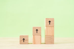 上向きの矢印が書かれた3つの木製のブロック