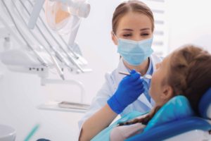 女性歯科医師から治療を受ける女性