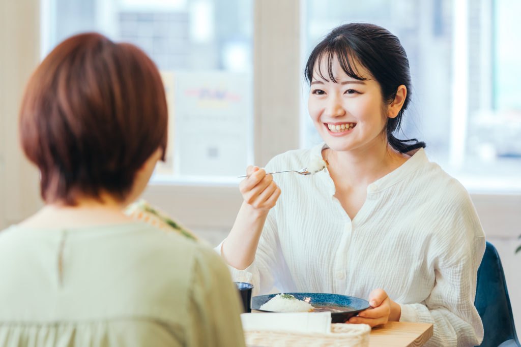 友達とランチを楽しむ女性