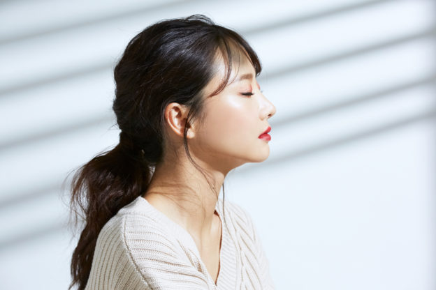 美しい横顔の女性