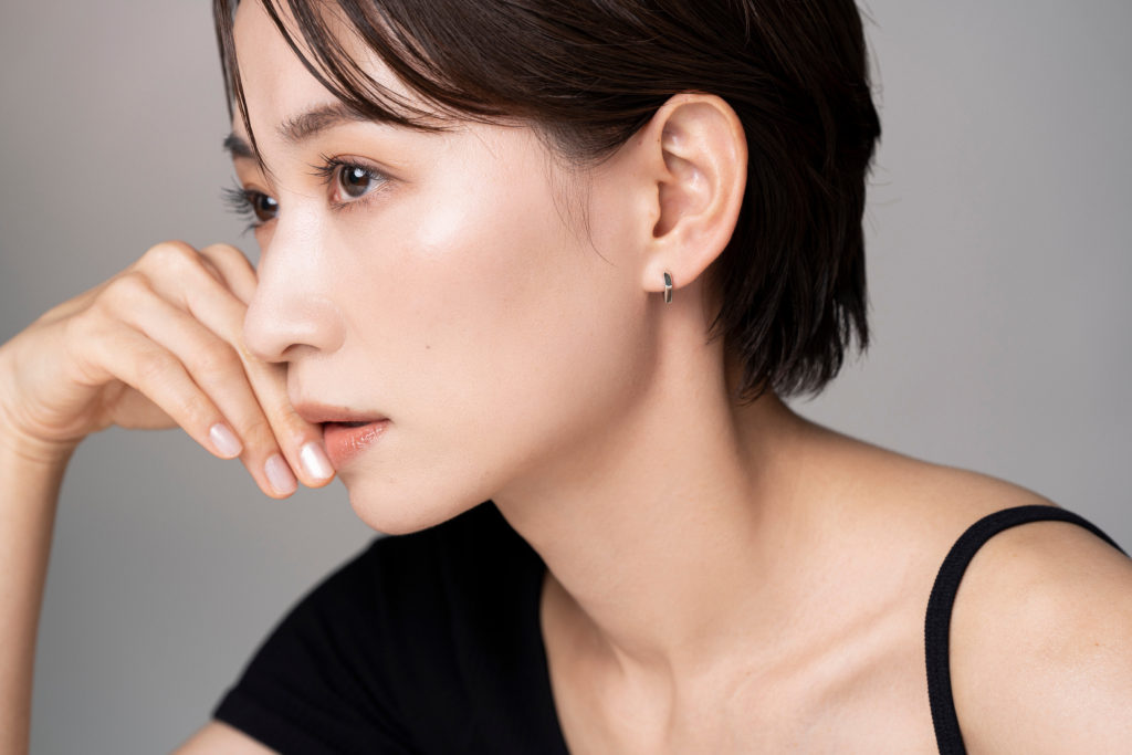 頬に手を当てて遠くを見る女性