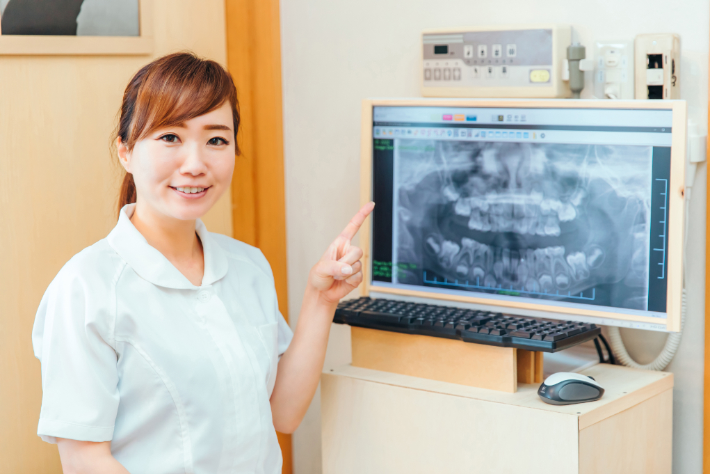 レントゲン写真で説明する女医