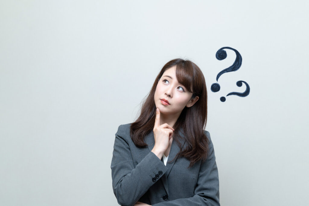 クエスチョンマークと女性