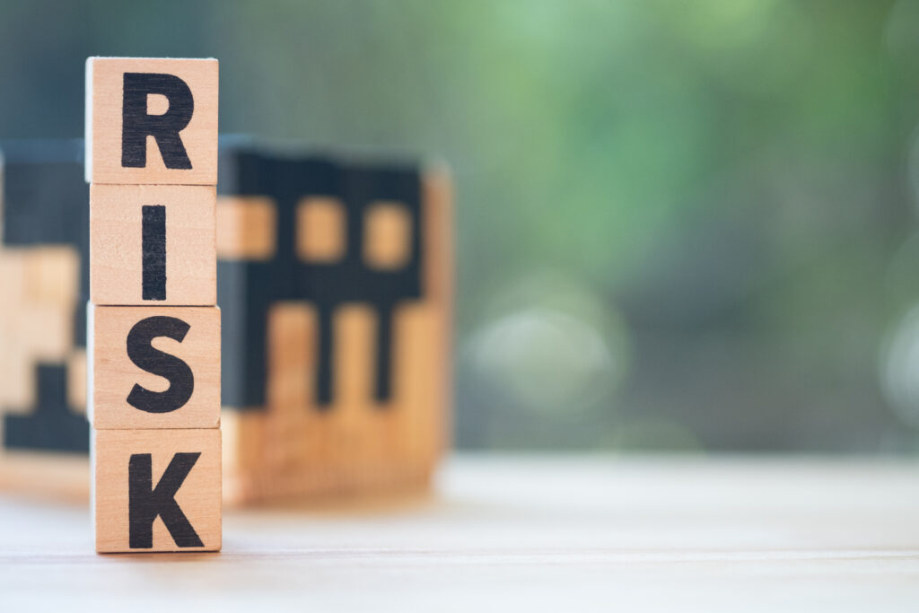 riskと書かれた木のブロックが積まれている