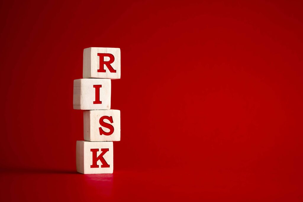 RISKも文字が書かれたブロックが赤い背景の前に置かれている