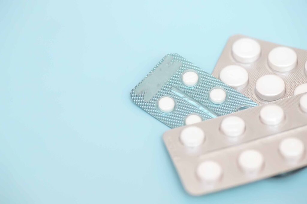 水色の背景の前に置かれた薬
