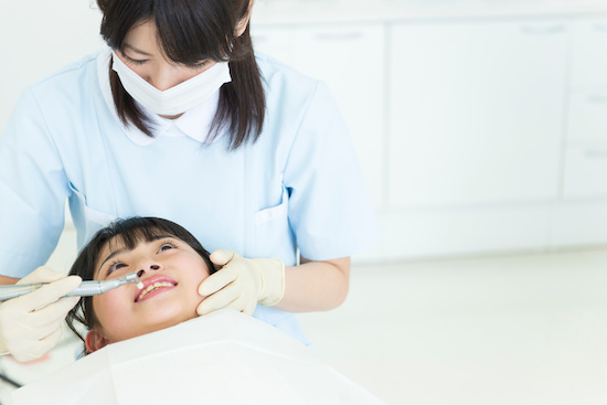 治療をする歯科衛生士
