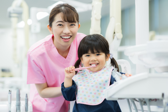 子供と話す歯科衛生士